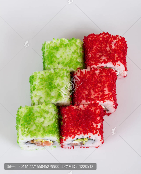 魚子辣真希壽司，熱輥與各種不同類型的Tobiko（飛魚卵）和鮭魚在外面