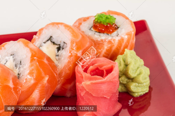 日本壽司的日本傳統(tǒng)食品。用三文魚卷；紅cavair；魚子和奶油