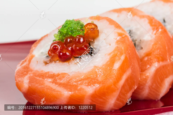 日本壽司的日本傳統(tǒng)食品。用三文魚(yú)卷；紅cavair；魚(yú)子和奶油