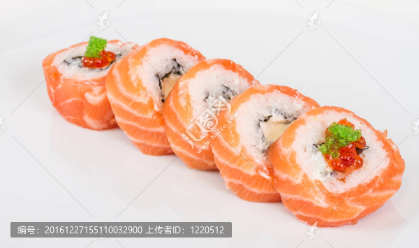 日本壽司的日本傳統(tǒng)食品。用三文魚卷；紅cavair；魚子和奶油