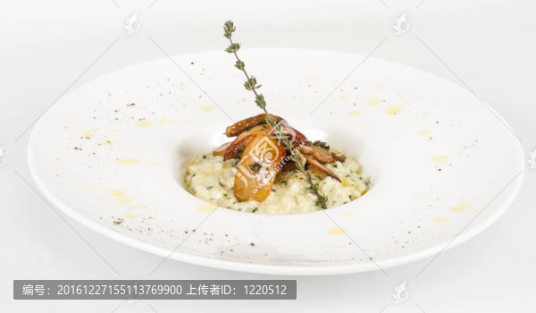美味的飯菜在白色背景上的草藥和蘑菇的照片