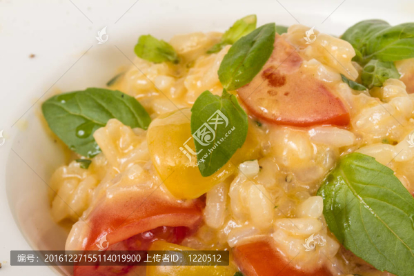 美味的飯菜用香草、白底番茄的照片