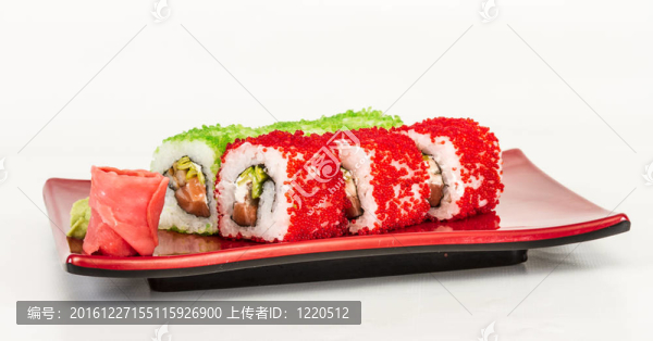魚子辣真希壽司，熱輥與各種不同類型的Tobiko（飛魚卵）和鮭魚在外面