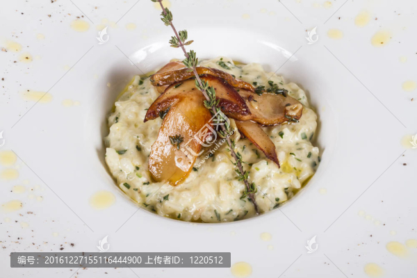 美味的飯菜在白色背景上的草藥和蘑菇的照片