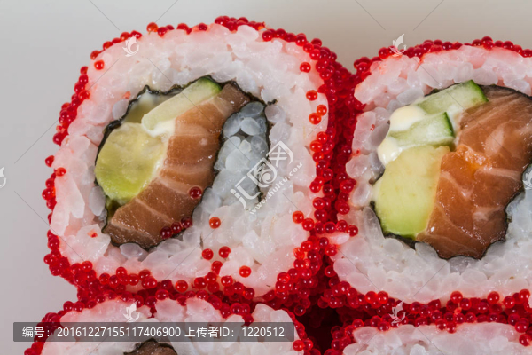 魚子辣真希壽司，熱輥與各種不同類型的Tobiko（飛魚卵）外。三文魚；鱷梨和生菜