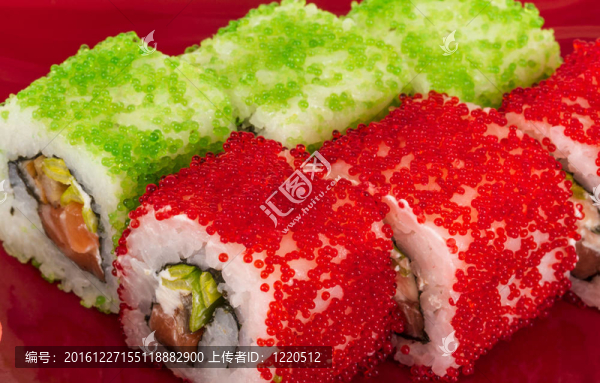 魚(yú)子辣真希壽司，熱輥與各種不同類(lèi)型的Tobiko（飛魚(yú)卵）和鮭魚(yú)在外面