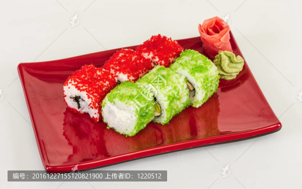 魚子辣真希壽司，熱輥與各種不同類型的Tobiko（飛魚卵）和鮭魚在外面
