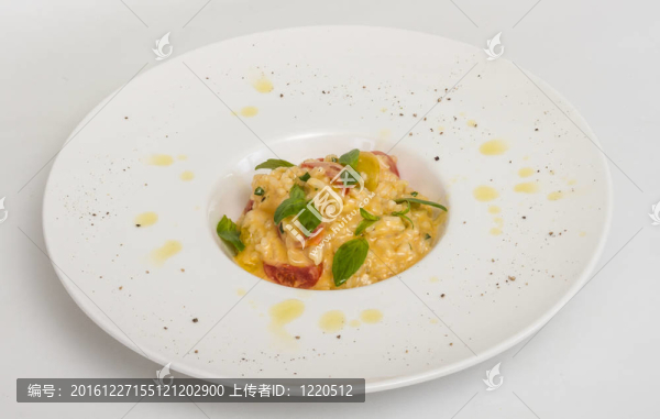美味的飯菜用香草、白底番茄的照片