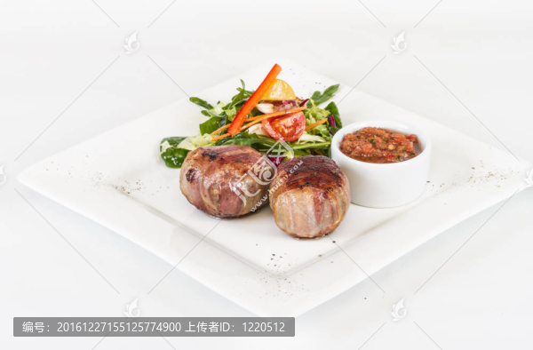 培根烤牛排；烤蔬菜；土豆泥