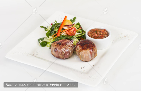 培根烤牛排；烤蔬菜；土豆泥