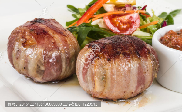 培根烤牛排；烤蔬菜；土豆泥