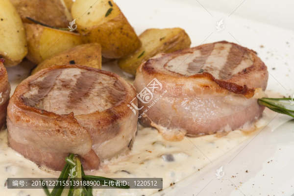 培根烤牛排；烤蔬菜；土豆泥