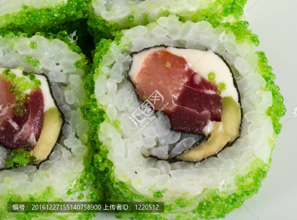 魚子辣真希壽司，熱輥與各種不同類型的Tobiko（飛魚卵）外。金槍魚；鱷梨和生菜