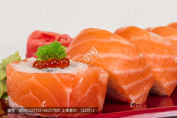 日本壽司的日本傳統(tǒng)食品。用三文魚卷；紅cavair；魚子和奶油
