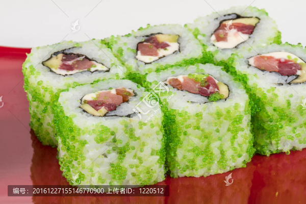 魚(yú)子辣真希壽司，熱輥與各種不同類(lèi)型的Tobiko（飛魚(yú)卵）外。金槍魚(yú)；鱷梨和生菜