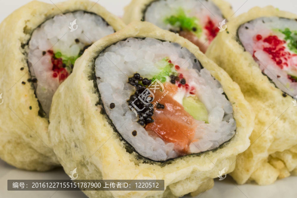 日本料理天婦羅壽司-真希（油炸鮭魚魚子魚子和奶油奶酪；卷內(nèi)）