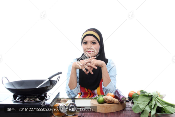 年輕的穆斯林婦女準(zhǔn)備微笑著做飯