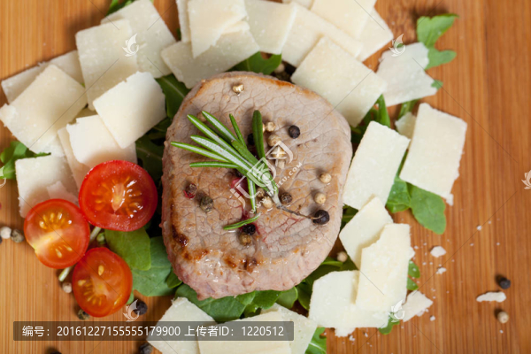 熟芝麻菜和芝士牛肉