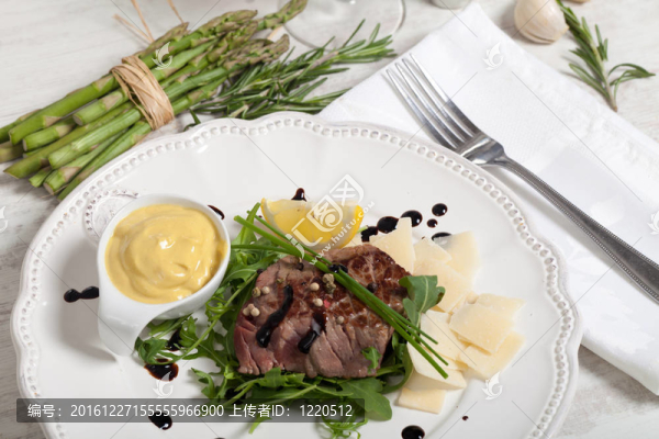 在芝麻菜沙拉和意大利牛肉