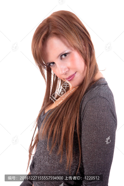 美麗而快樂的中年婦女；看相機；白色背景的孤立；攝影棚