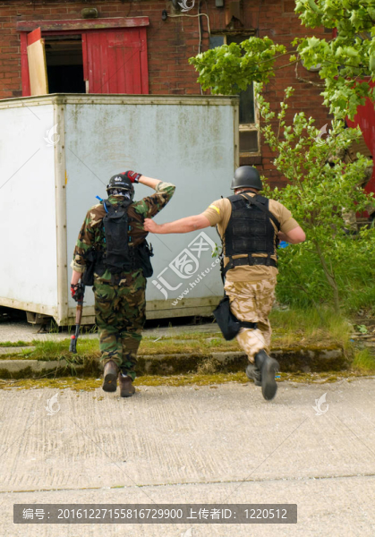 士兵護送被俘的戰(zhàn)士