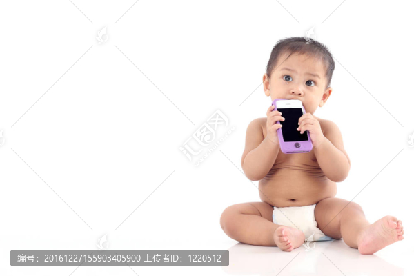 愛(ài)哭的小寶貝玩亞洲文本空間手機(jī)；分離超過(guò)whitehappy亞洲小寶寶玩手機(jī)；孤立的白色