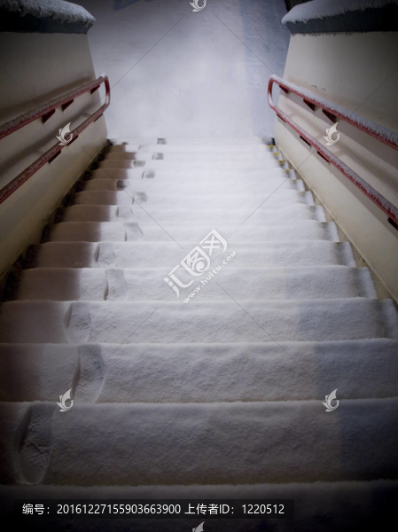 覆蓋著雪和腳印的臺(tái)階
