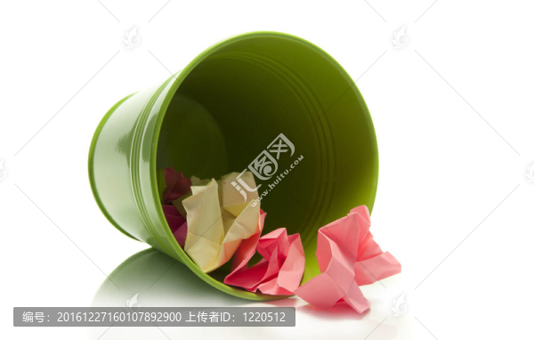 廢紙?jiān)诰G色金屬筐
