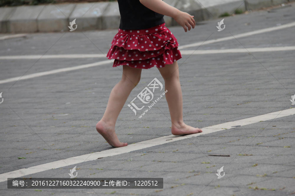 赤腳走路的小女孩