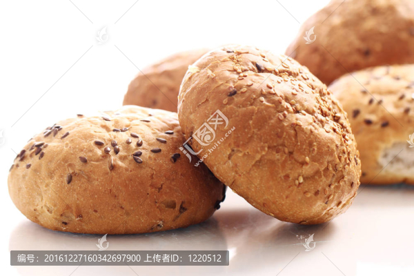 不同種子的新鮮面包