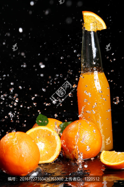 鮮橙飲料濺起的水