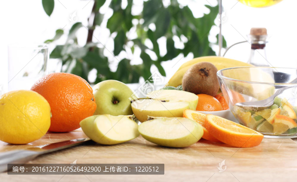 餐桌上的新鮮水果