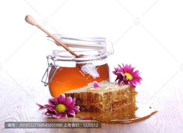 木制桌子上的蜂蜜