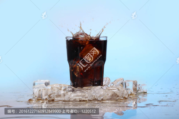冷可樂飲料濺