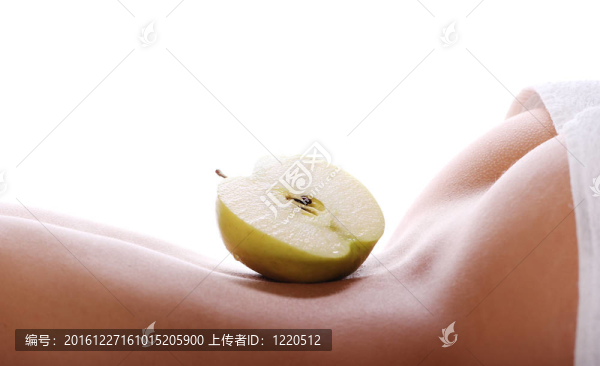 女人背著蘋果