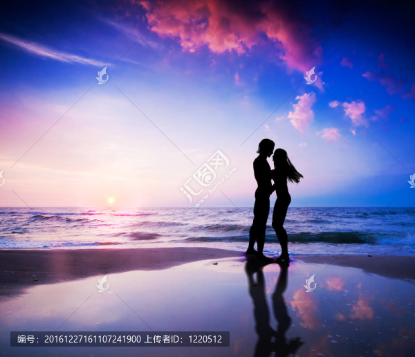 日落海灘上的浪漫情侶