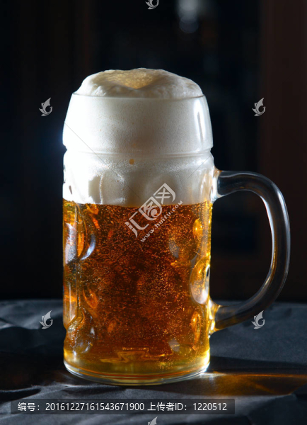 啤酒杯。