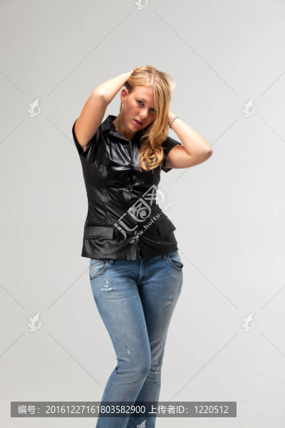 穿著皮革背心和牛仔褲的金發(fā)女人