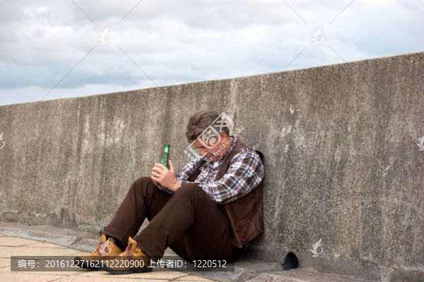 成熟男性啤酒瓶