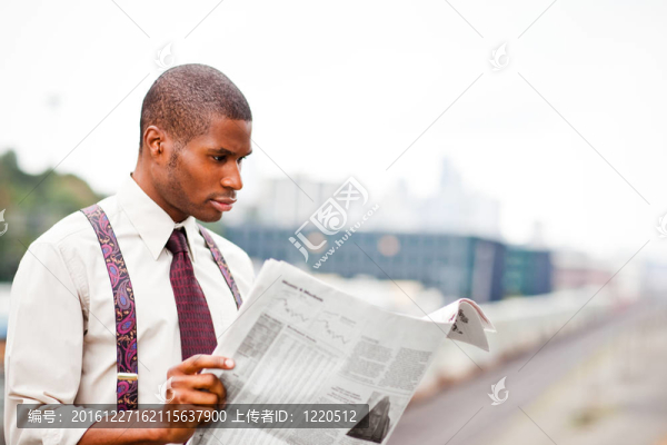 商人看報紙