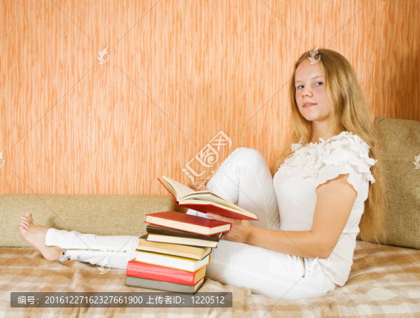 沙發(fā)上的女孩讀書(shū)