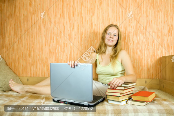 工作與筆記本電腦的女孩
