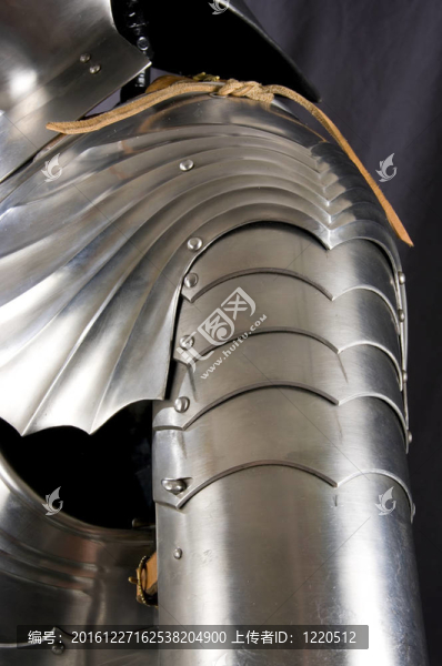 中世紀騎士盔甲。士兵對對手武器的金屬防護