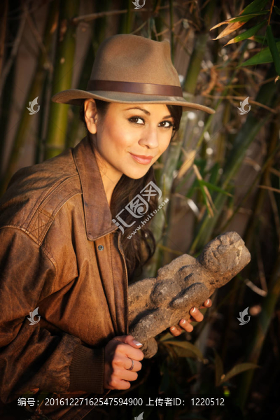 漂亮的冒險(xiǎn)家與被盜文物-匯圖網(wǎng) www.fosd68.com 漂亮的冒險(xiǎn)家與被盜文物