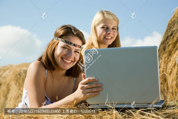 鄉(xiāng)村女孩與筆記本電腦
