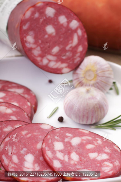 意大利臘腸切片下迷迭香和大蒜