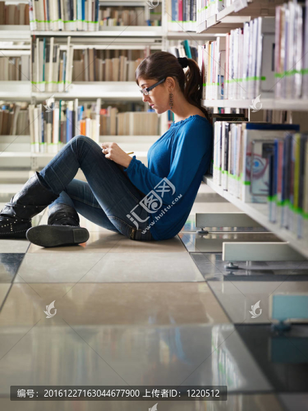 在圖書館讀書的女孩