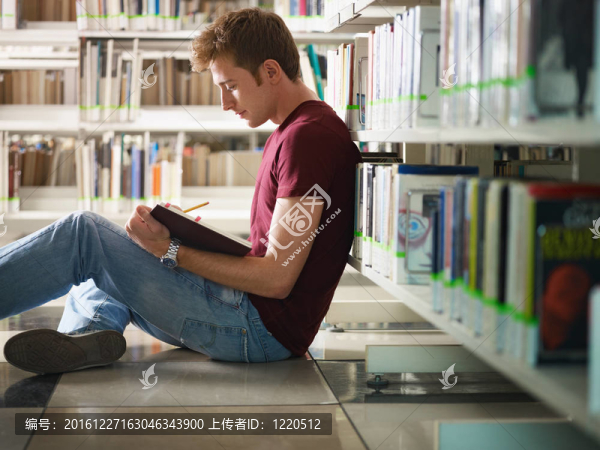 在圖書館讀書的家伙