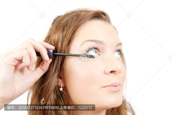 女孩把睫毛膏