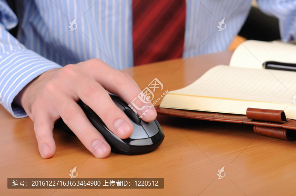 在辦公室工作的年輕商人